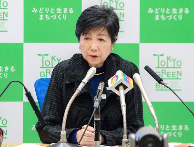 記者会見する東京都の小池百合子知事=2024年4月5日、東京都庁