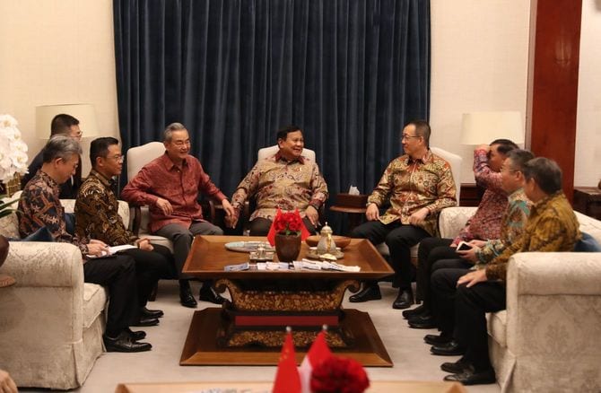 王毅氏（中央左）、董軍氏（同右）と会談するプラボウォ氏（中央）。インドネシアのプラボウォ大統領は2026年8月21日、首都ジャカルタの官邸で中国の王毅（おう・き）外交部長、董軍（とう・ぐん）国防部長と会談した。
