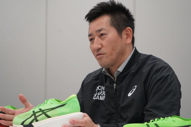 インタビューに応じる、スポーツ工学研究所長 兼 Cプロジェクト部長の竹村周平さん。2001年アシックス入社後、一貫してシューズ開発のキャリアを積むみ、2020年1月「Cプロジェクト」リーダーに抜擢される。2025年~現職。