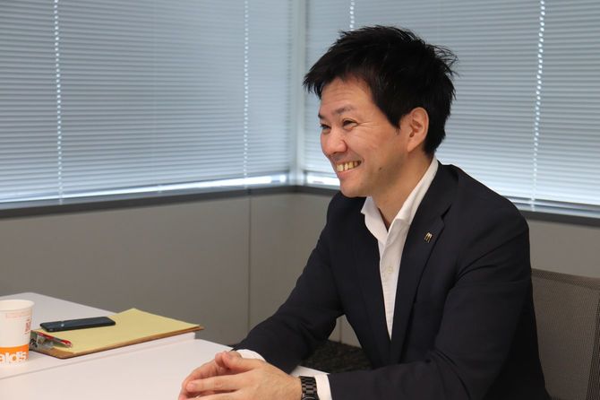 インタビューに答える藤本氏