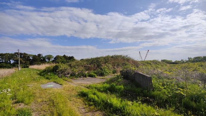 分譲地の入り口。分譲地の中だけは舗装されている。