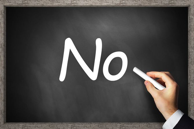 黒板に書かれた「No」の文字