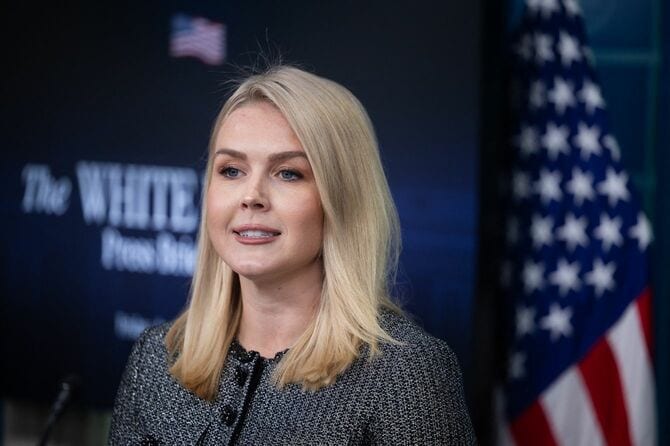 2025年4月11日、ホワイトハウスで記者ブリーフィングを行うホワイトハウスのキャロライン・レヴィット報道官。