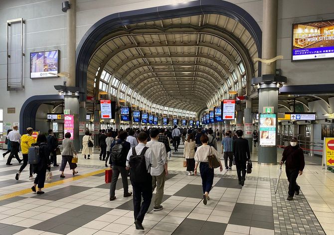 品川の朝、COVID19制限の下でオフィスに行く多くのビジネスマン