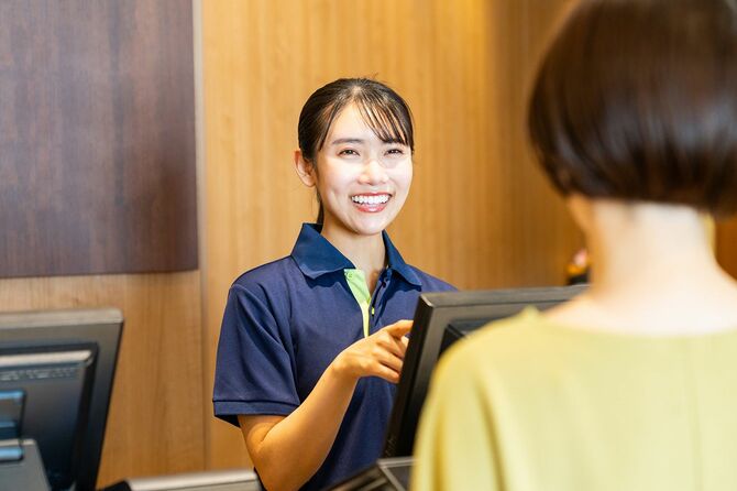 受付にいる若い女性