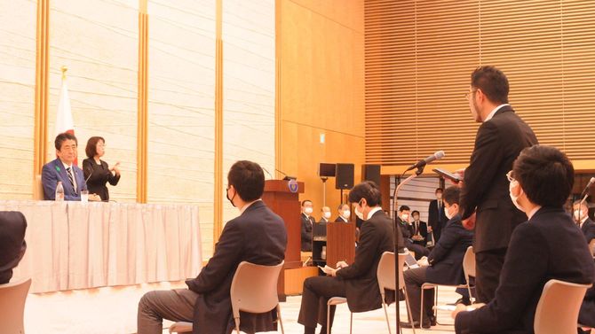 司会進行を務める内閣広報官から指名され安倍首相に質問する筆者。7年3カ月を経て初めて質問する機会を得た。