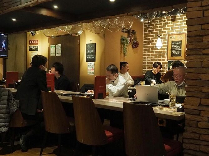 “一人焼肉”の客も多い。中には食事をしながらPCを開く人も