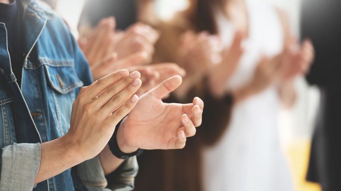 セミナーで拍手をする人々
