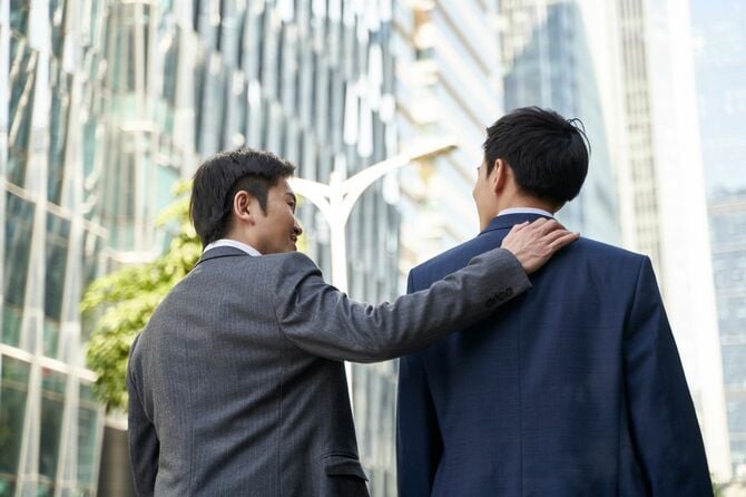 通りを歩いている2人のビジネスマン