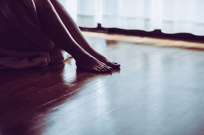 窓際に座る孤独な女性