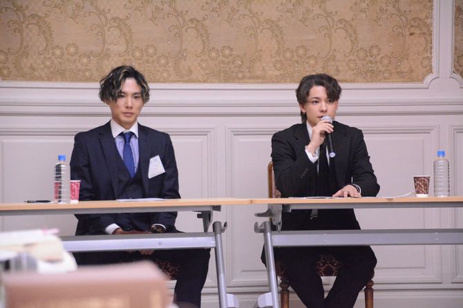 ジャニーズ事務所元所属タレントのカウアン・オカモト氏（右）と橋田康氏