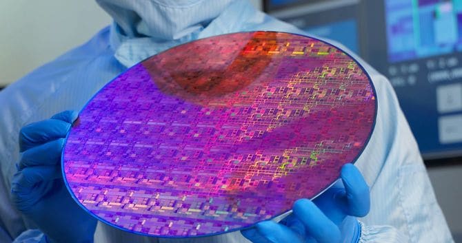 ウェハーを持つ技術者