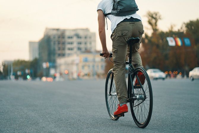 自転車をこいでいる人