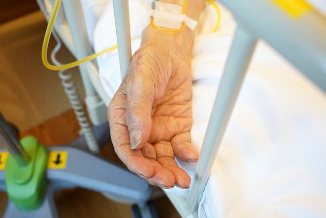 点滴をするシニアの手元