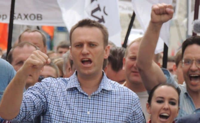 2013年6月12日にモスクワで行われた抗議デモに参加したアレクセイ・ナワリヌイ、アンナ・ヴェドゥータ、イリヤ・ヤーシンの各氏