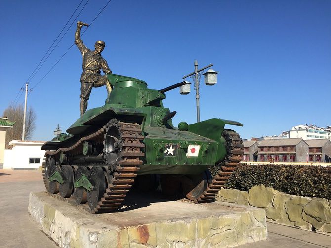 日本軍の戦車を攻撃する八路軍兵士の像。抗日テーマパーク「八路軍文化園」にて