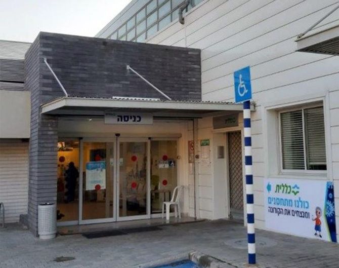 クリニックの入口。「みんなワクチン接種してコロナに勝つ」という標語が見える