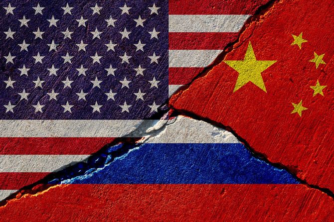 コンクリートの壁に描かれた、アメリカ、中国、ロシアの国旗