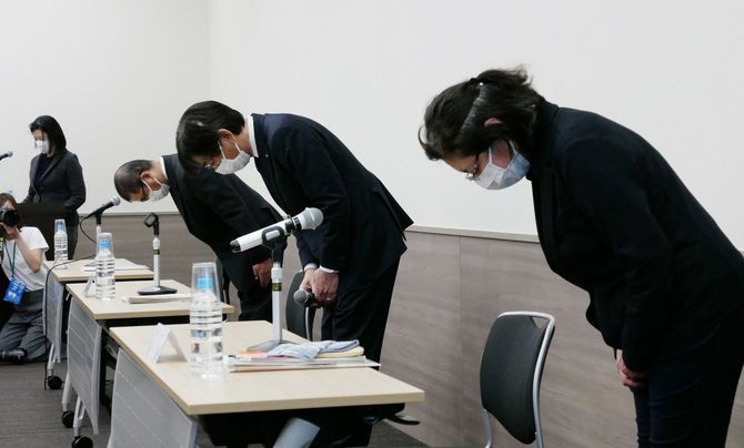 記者会見で謝罪する宇宙航空研究開発機構（JAXA）の佐々木宏理事（右から2人目）ら＝2022年11月25日午後、東京都千代田区