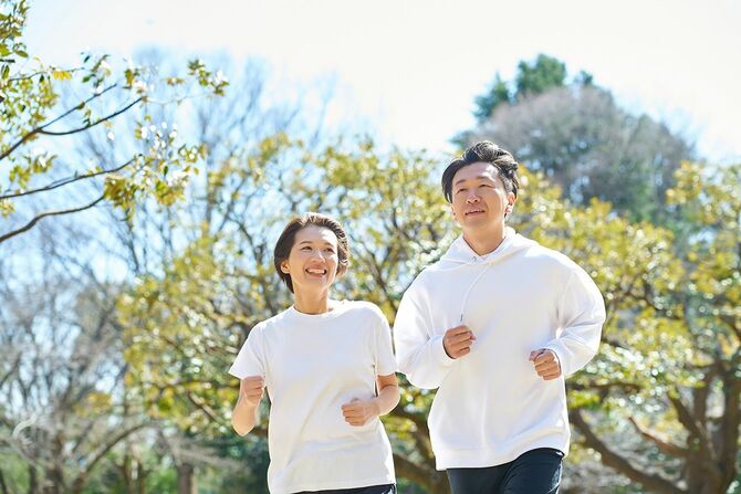 並んで走る男と女