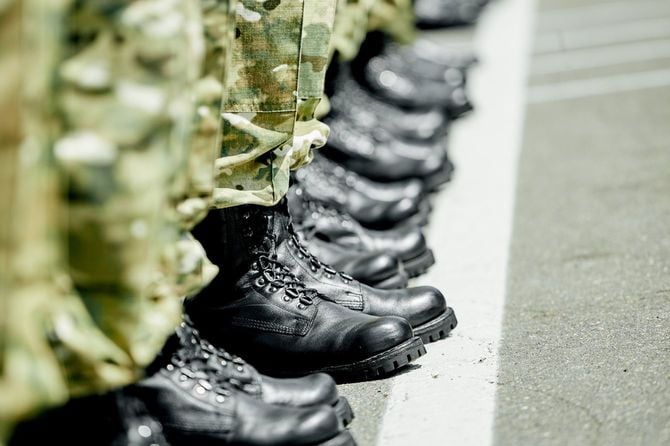 整列する兵士たちの足元