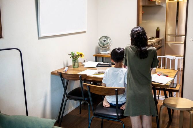 テーブルで勉強する弟と姉