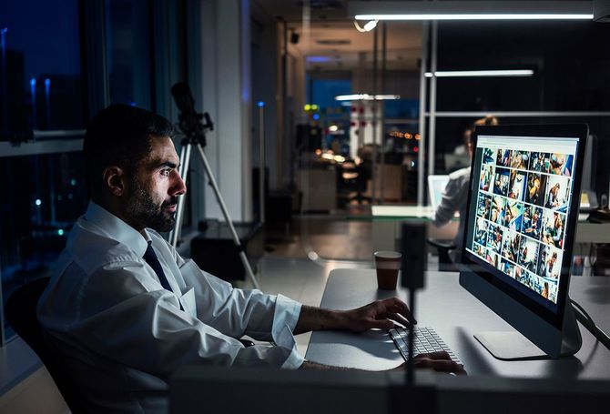 部下を監視する上司