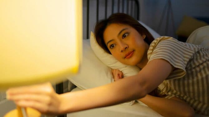 夜、女性が眠りにつく