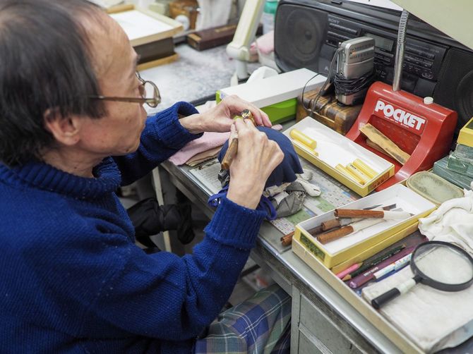 岡田商会の印鑑は熟練職人による手仕上げ。スピード化時代に無理に対応しようとして社内の空気が悪化した