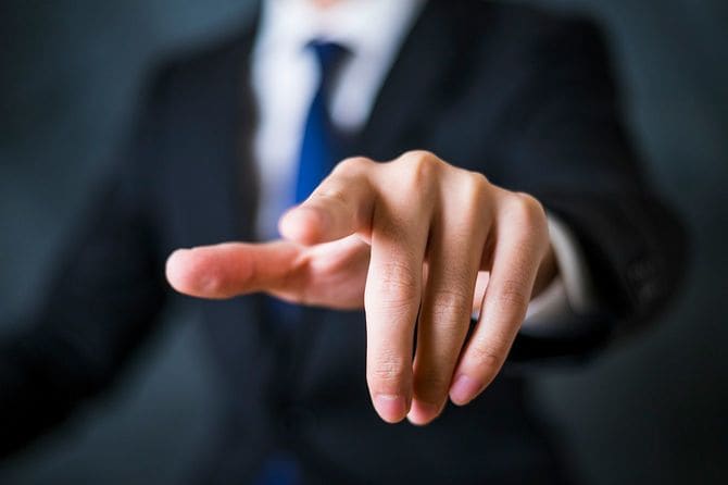 指をさすビジネスマン