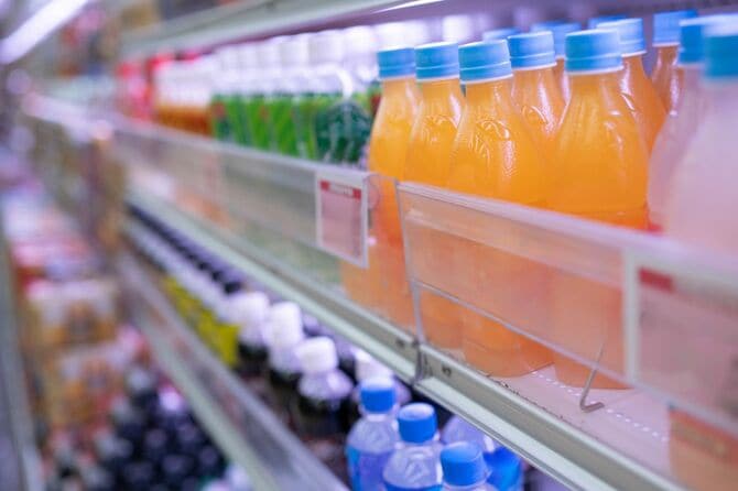 清涼飲料水の商品棚