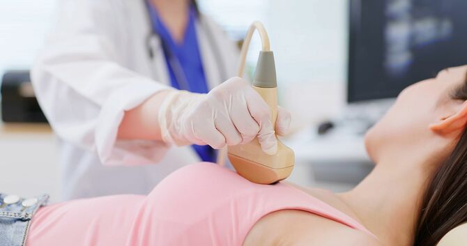 女性の乳房超音波検査