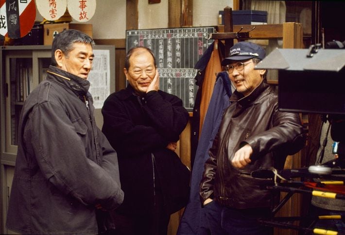 『<a href="https://www.amazon.co.jp/exec/obidos/ASIN/4833422565/presidentjp-22" target="_blank">高倉健ラストインタヴューズ</a>』（小社刊）より。山川キャメラマンが撮った『鉄道員（ぽっぽや）』のオフショット。