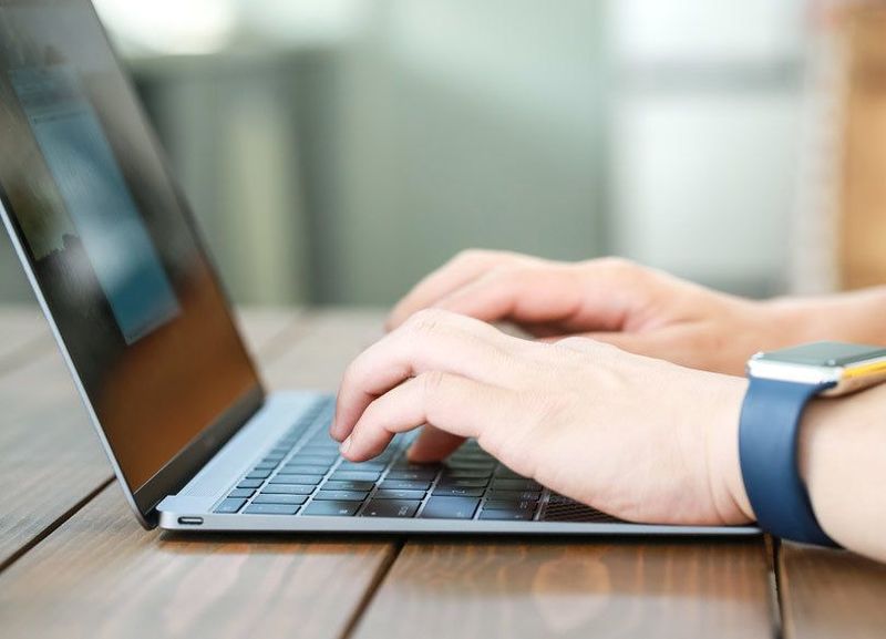 希望は多くても在宅勤務が普及しない理由 カフェへの途中で交通事故。労災？