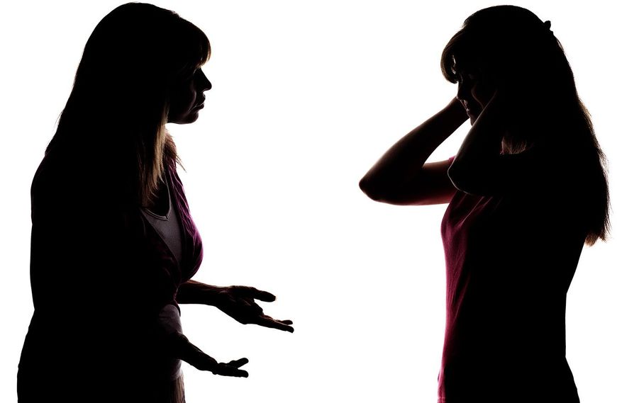 母の言葉に耳をふさぐ娘