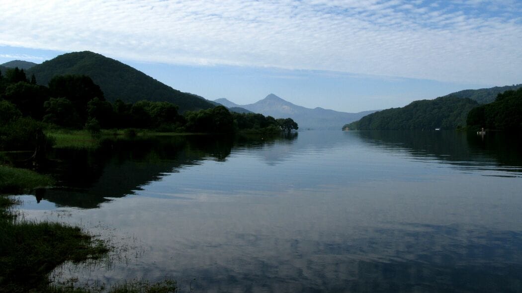 湖底には130年前のゴーストタウンが眠っている…火山噴火で丸ごと沈んだ宿場町に残されたもの