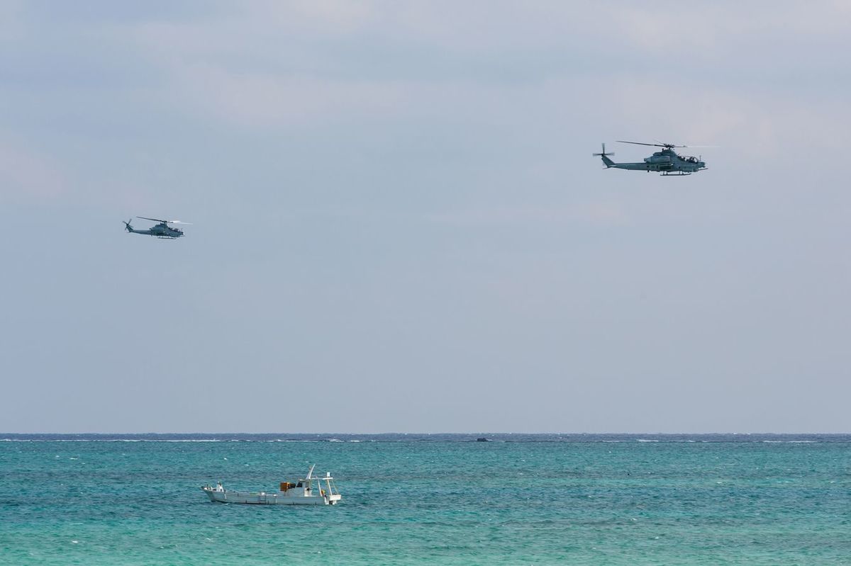 晴れた沖縄の海上をパトロールする米軍ヘリ