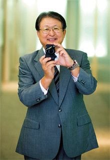 <strong>リコー社長 近藤史朗</strong>●1949年、新潟県生まれ。73年新潟大学工学部機械工学科卒業後、同年リコー入社。2004年MFP事業本部長、05年取締役専務執行役員、07年4月から代表取締役CEO社長執行役員。「山荘の外構を造るためのコンクリートを練っていたときに、IKON入札の電話が鳴った」。