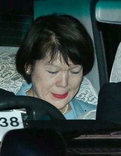 赤坂御用地を出る、秋篠宮家の長女眞子さまとの婚約が内定した小室圭さんの母佳代さん＝2017年9月3日、東京都港区