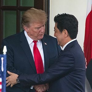 トランプ氏に抱きつく安倍外交の手詰まり プライドを捨てて 兵器も大量購入 President Online プレジデントオンライン