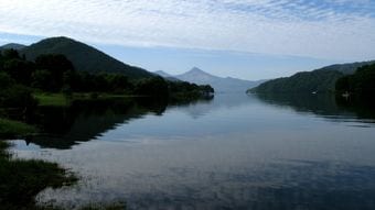 湖底には130年前のゴーストタウンが眠っている…火山噴火で丸ごと沈んだ宿場町に残されたもの