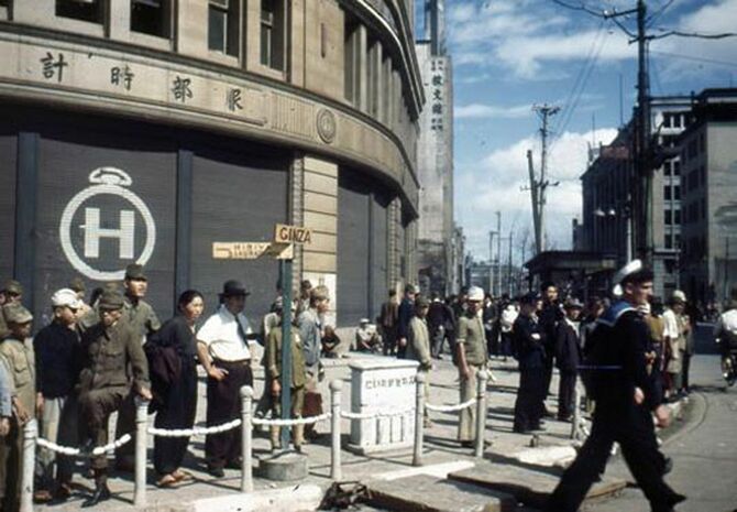 1945年に撮影された、銀座4丁目交差点にある服部時計店