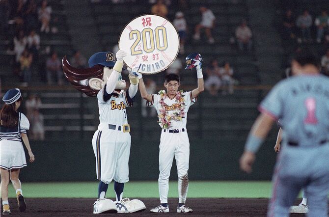 対ロッテ戦でプロ野球史上初のシーズン200本安打を達成、祝福のプレートを掲げファンの声援にこたえるオリックスのイチロー＝1994年9月20日、グリーンスタジアム神戸
