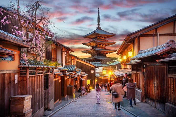 2019年、3月27日の夕暮れ時の八坂の仏塔、京都