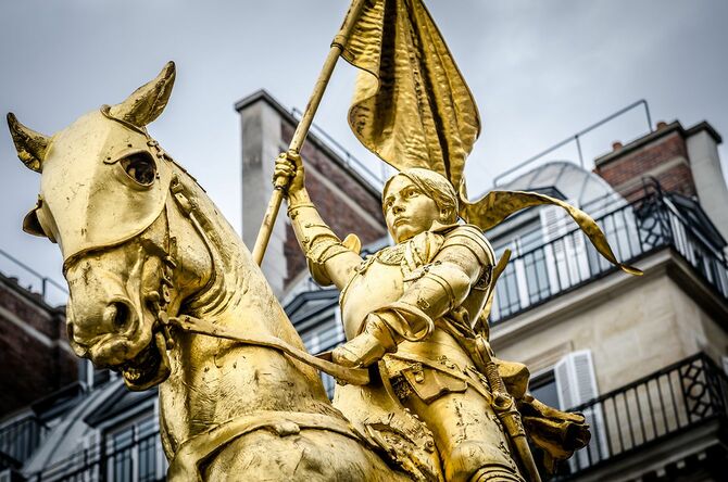 フランス・パリのリヴォリ通りにあるサン・ジャンヌ・ダルクの黄金像