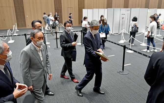 森ビルが設置した新型コロナウイルスワクチンの職場接種会場を視察する菅義偉首相（左から2人目）