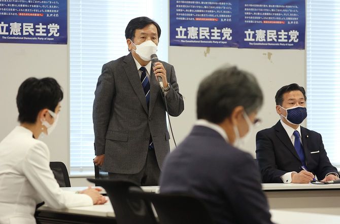 立憲民主党の執行役員会で辞任の意向を表明する枝野幸男代表(奥左)。同右は福山哲郎幹事長=2021年11月2日、衆院議員会館