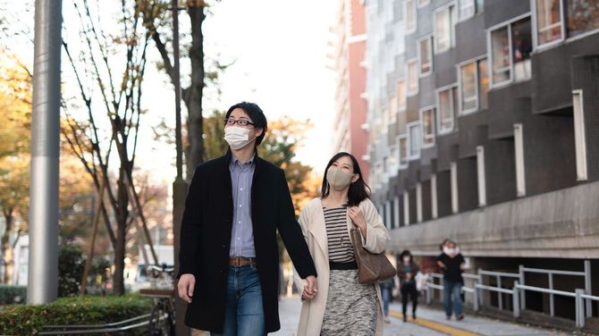 マスクを着用してデートするカップル