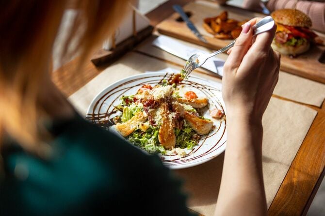 サラダを食べる女性