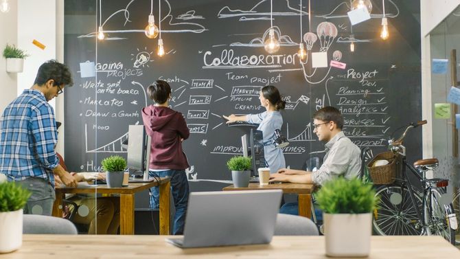 クリエーティブなオフィスで忙しく働く人々